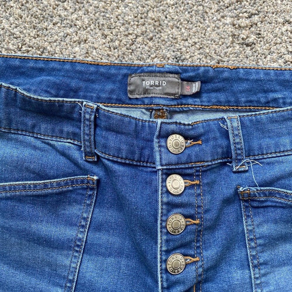 Torrid Wide Leg Cropped Jeans Size 14 Blue Medium Wash Button Fly High Rise - Picture 4 of 9